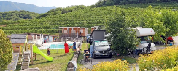 V kampu Saksida, obkroženim z vinogradi, je prostora za 20 
avtodomov in 20 šotorov. Gostom nudijo tudi pet mobilni hišk, 
fitnes na prostem in bazen.