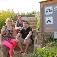 Ingrid Saksida, njena sestra Karmen Saksida in mož Marko Bolčina 
(z leve) so ponosni na okoljski znak Ecocamping in si želijo,  da 
njihov kamp ostane okolju in človeku prijazna zelena oaza.

