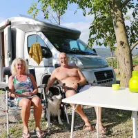 Belgijec Christophe Tops se je z ženo že trikrat ustavil pri 
Saksidovih, kjer je tako zadovoljen, da je tja zvabil tudi nekaj 
svojih prijateljev.