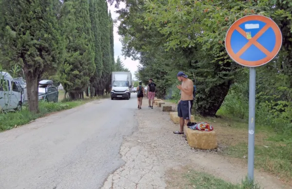 Kamniti bloki voznikom onemogočajo parkiranje, za  obiskovalce  
avtokampa so vsestransko  uporabni.  