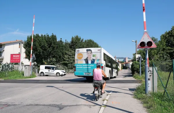 Prihodnji petek bodo zaradi gradnje vodovoda in kanalizacije za dva meseca in pol zaprli Vrtojbensko 
cesto pri železniškem prehodu. 