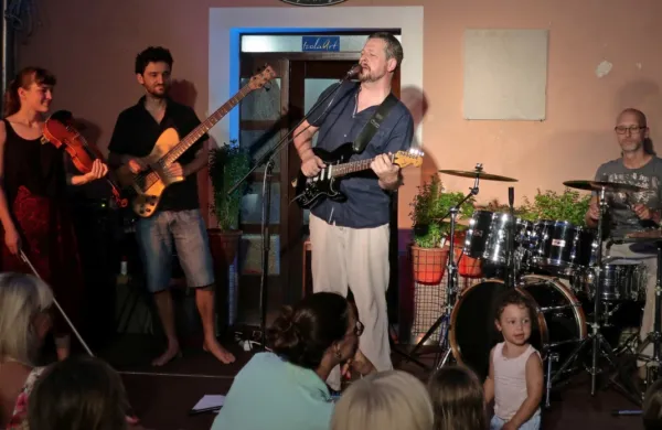 Na Largu pri špini je z jazzom, bluesom in countryjem aplavz in vriske požel Jarc Gregorin Trio, ki pa se je že razrasel v kvartet. 