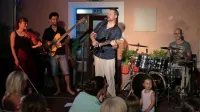 Na Largu pri špini je z jazzom, bluesom in countryjem aplavz in vriske požel Jarc Gregorin Trio, ki pa se je že razrasel v kvartet. 