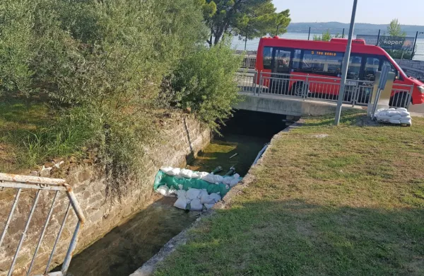 Postavili ogrado v kanalu