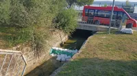 Postavili ogrado v kanalu