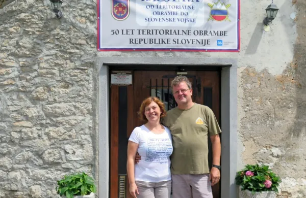 Irena in Srečko Rože pred Vojaškim muzejem Tabor, v katerem že 
četrt stoletja domuje njun muzej.