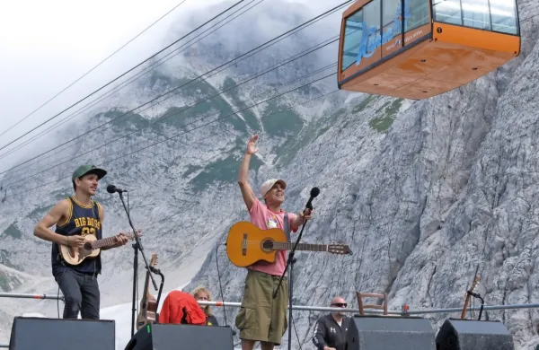 Manu Chao: “Hvala, Kanin, Trbiž, hvala Kolumbija, Brazilija, Slovenija, Avstrija! Nam ni mar za meje!”