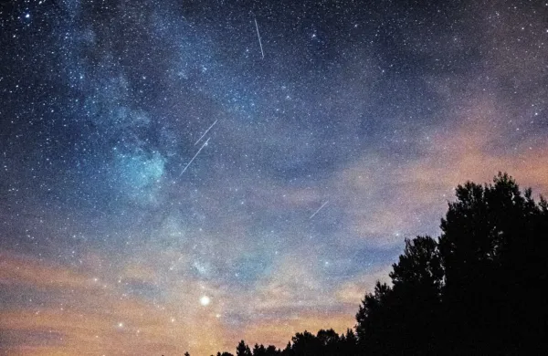 Meteorski roj Perzeidov se lahko opazuje vsako leto od 17. julija do 
24. avgusta, vrhunec pa je v noči z 12. na 13. avgust.  