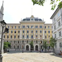 S palače na Trgu Panfili so po dolgih letih sneli  gradbene odre, v 
njej bo morda nov hotel.