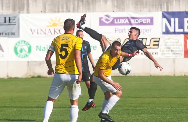 Napet obračun v Dekanih so v končnici dobili Biljenci (v črnih 
dresih)