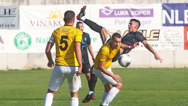 Napet obračun v Dekanih so v končnici dobili Biljenci (v črnih 
dresih)