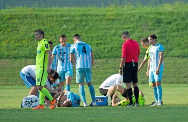 V veliki vročini so nogometaši Gorice in Kopra  večkrat obležali na 
zelenici ajdovskega stadiona.