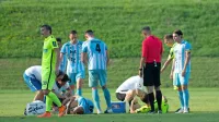 V veliki vročini so nogometaši Gorice in Kopra  večkrat obležali na 
zelenici ajdovskega stadiona.
