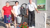Ob odprtju plošče (z leve): predsednica KS Dutovlje Neva Filipčič 
ter Milena Živec in David Štok, hči in sin Rajka Štoka, potomca 
dutovskega župana Andreja Štoka. 