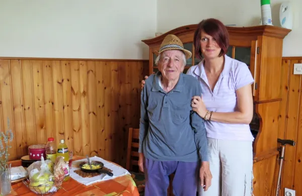 Dominik Lavrenčič se rad pošali z Adrijano Šušterčič, eno od 
oskrbovalk iz Doma upokojencev Sežana.