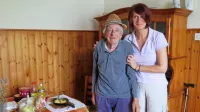 Dominik Lavrenčič se rad pošali z Adrijano Šušterčič, eno od 
oskrbovalk iz Doma upokojencev Sežana.