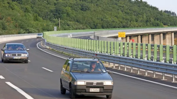 Napovedana nova delna zapora hitre ceste na Rebrnicah zaradi 
meritev burje  je sprožila prepih.  