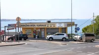 Garažna hiša Fornače je med turistično sezono tako polna, da v 
njej prostora ne najdejo niti lastniki parkirnih abonmajev. 