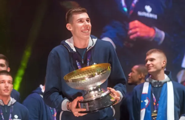 Vlatko Čančar na sprejemu v Ljubljani s pokalom za evropskega 
prvaka. 