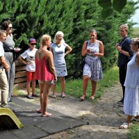 Druga in četrta z leve sta Vanja Lombar in ministrica Ksenija 
Klampfer, skrajno desno  je Breda Krašna.  