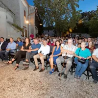 Gledalci so lahko med koncertom na filmskem platu spremljali  
likovna dela, ki so jih domači šolarji izdelali na temo Grudnovih 
poezij.