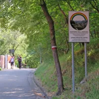 Med bolj poznane poti, ki vodijo skozi rezervat, je tudi Steza 
prijateljstva. 