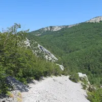 Številne urejene poti po rezervatu vodijo do lepih razgledov ter 
kulturnih in zgodovinskih znamenitosti.