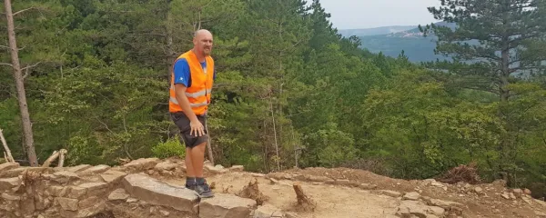  Lepo izdelani pragovi nakazujejo, da bi objekt s pogledom na Osapsko dolino lahko  bil rimski tempelj, pravi Miha Murko, 
vodja izkopavanj.
