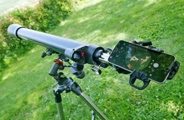 Celestron astromaster 70 EQ tehta dobrih osem kilogramov.