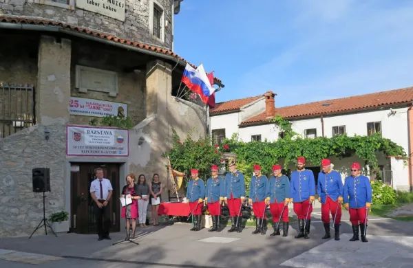 Srečko, Irena, Anja in Aneja Rože skrbijo za delovanje vojaškega 
muzeja Tabor v Lokvi. Ob obletnici so nekaj vojaških pesmi zapeli 
tudi Dragonarji Generala Maistra.