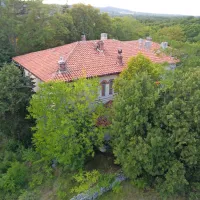 V nekdanji šoli v Gropadi ne bodo urili reševalnih psov, za zdaj pa 
še ni znano, kaj bo v stavbi.