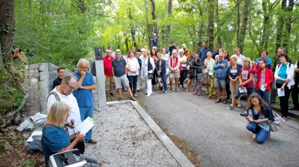 Ob slovenščini in italijanščini je bilo  na tokratnem pesniškem 
sprehodu  slišati tudi rezijanščino in arabščino.