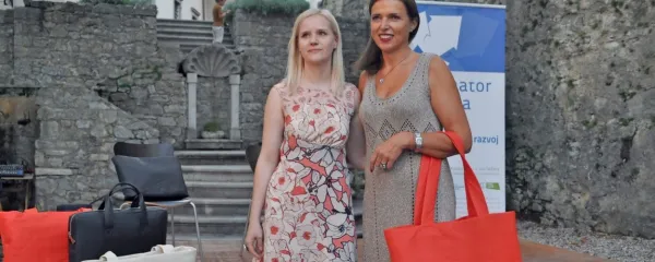 Gaja Hanzel (levo) in Lea Pisani sta v osrčju Štanjela predstavili
kolekcijo torbic iz ananasovih listov in potiskanega eko bombaža.
