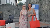 Gaja Hanzel (levo) in Lea Pisani sta v osrčju Štanjela predstavili 
kolekcijo torbic iz ananasovih listov in potiskanega eko bombaža.