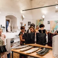 V prodajni galeriji Ana & Gaja Art Gallery v Štanjelu obiskovalci že 
dobri dve leti spoznavajo unikatne izdelke izpod rok ustvarjalnega 
dvojca mame in hčerke Hanzel.