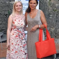 Gaja Hanzel (levo) in Lea Pisani sta v osrčju Štanjela predstavili 
kolekcijo torbic iz trajnostnega materiala.