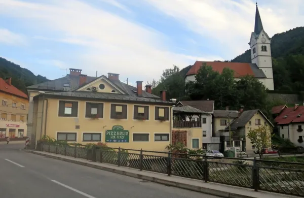 Vse manj urejena Fara zadnja leta ne bi mogla žeti priznanj za 
urejenost, z Marijino cerkvijo na Skalci pa ostaja zanimiv 
romarski kraj na dan velikega šmarna.