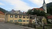 Vse manj urejena Fara zadnja leta ne bi mogla žeti priznanj za 
urejenost, z Marijino cerkvijo na Skalci pa ostaja zanimiv 
romarski kraj na dan velikega šmarna.