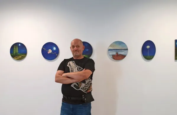 Slikar Gani llalloshi ob miniaturah, ki predstavljajo sedem dni v 
tednu. 