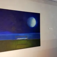 S sliko Napisani spomini je obudil čar zaljubljencev, ki svoje 
inicialke rezbarijo v klopi in svoje ljubezni skušajo narediti 
večne. 