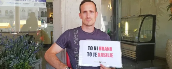 Matej Glivar se je pred nekaj leti odpovedal izdelkom živalskega 
izvora, sedaj pa svoj glas posoja živalim in opozarja, da njihovo 
ubijanje nima smisla.