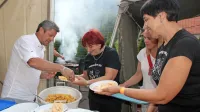 Na Krompirjevi noči je več ur pomagal deliti krompir tudi 
postojnski župan Igor Marentič in medtem poklepetal z domačini.