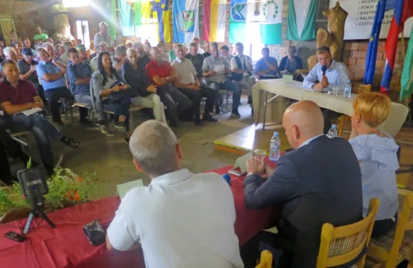 Na okrogli mizi o volkovih na seniku Vrhovčeve kmetije so več 
pozornosti kot nemočni politiki namenili strokovnemu upravljanju z volkovi.