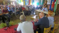 Na okrogli mizi o volkovih na seniku Vrhovčeve kmetije so več 
pozornosti kot nemočni politiki namenili strokovnemu upravljanju z volkovi.