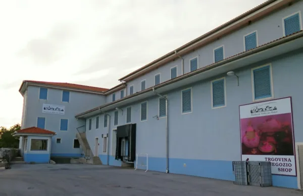 Pršutarna v Lokvi bo  konec leta začela graditi prizidek,  ki jim bo 
omogočil širitev proizvodnih zmogljivosti.