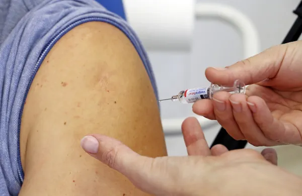 Postojnska občina že tretje leto zagotavlja denar za cepljenje 
dečkov proti HPV ter za cepljenje otrok in mladostnikov proti 
klopnemu meningoencefalitisu, in sicer za tretji in naslednje 
odmerke. 
