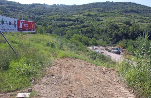 Izolska Komunala odstranjuje manjši del  gradbenih  odpadkov, večji del jih še vedno leži na bližnjih parcelah  Valterja Božiča. Bo 
inšpektor  tudi njihovo odstranitev naložil Komunali?