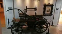 Gasilski voz z ročno brizgalno, izdelan v Teplicah na Češkem, ki ga 
je društvo kupilo ob ustanovitvi leta 1903.