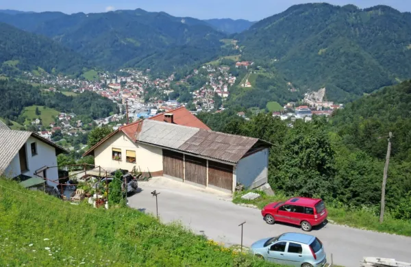 Nekatere  voznike pogled na Idrijo z ozke obvozne ceste čez Gore navdušuje, nekatere pa straši. Drsi priznava, da je ta cesta preveč 
nevarna za večji promet osebnih vozil. 