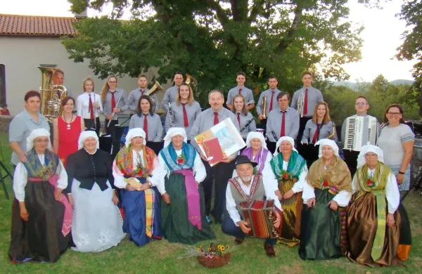 Vrhovski godbi so se ob jubilejnem koncertu pridružili tudi gostje.